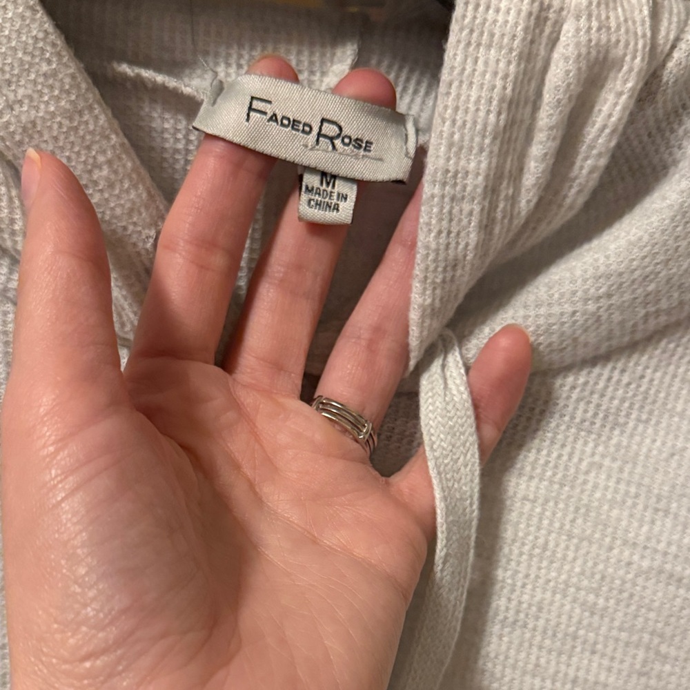 Cropped lightweight Hoodie - Picture 2 of 5